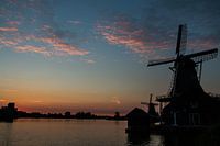 Vieux moulin hollandais à Zaanse Schans avec le soleil couchant