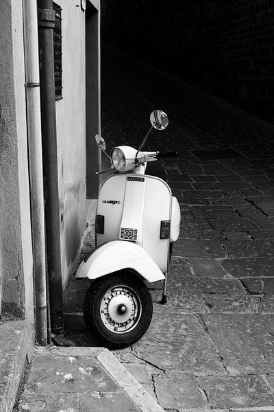 Mooie oude Vespa scooter in een sfeervol Italiaans steegje in zwart-wit van Chantal Koster
