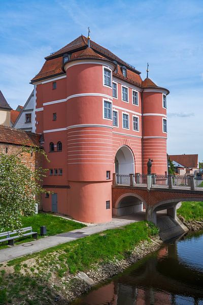 La porte historique de Rieder Tor à Donauwörth, au bord de la rivière Wörnitz par ManfredFotos