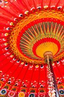 Kleurrijke handgemaakte Indonesische paraplu