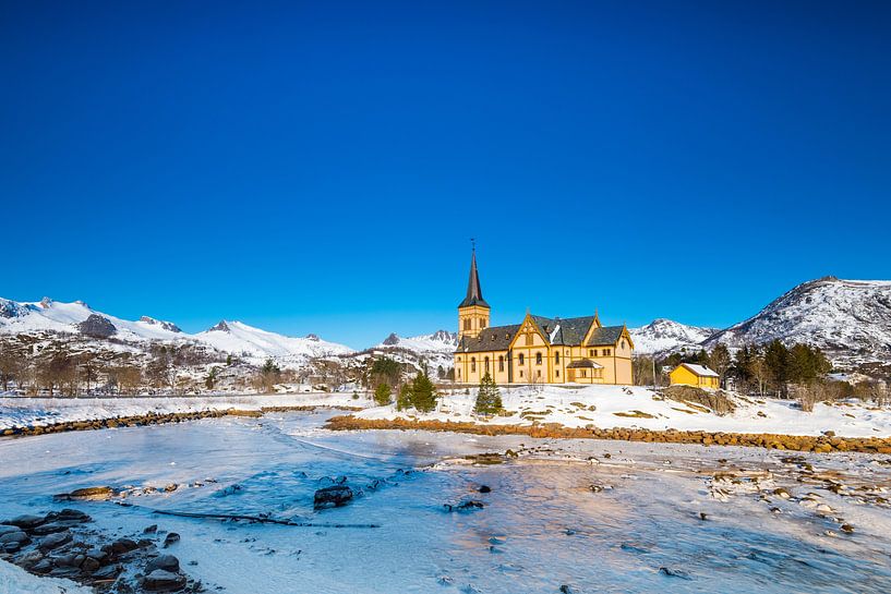 Vagan Church, Lofotkatedralen sur les îles Lofoten en Norvège sur une rivière gelée en hiver par tem par Robert Ruidl