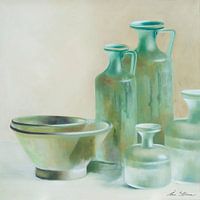 Stilleben aus römischen Glasflaschen und Schalen in Grüntönen