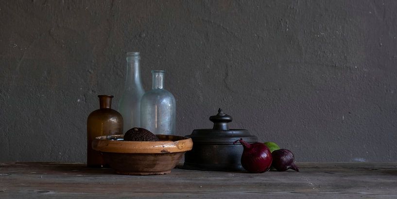 Modern still life with glass, pewter, onions and lime by Affect Fotografie