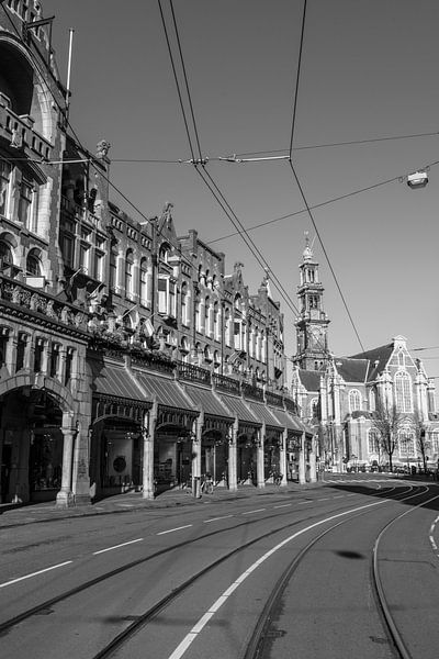 La rue déserte Raadhuisstraat à Amsterdam en noir et blanc par Sjoerd van der Wal Photographie