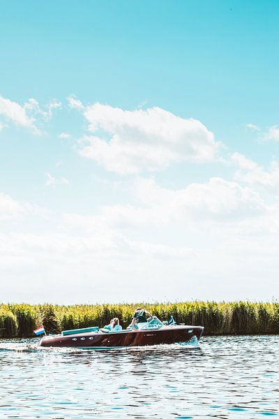 Bateau Riva sur l'eau avec un fond d'été par Diederik Lieftink