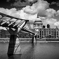 LONDRES Pont du Millénaire et cathédrale St Paul | Monochrome 