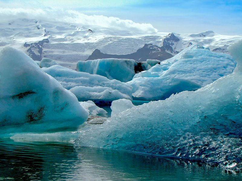 Icebergs flottant dans le lac glaciaire Jökulsárlón, Islande par Rietje Bulthuis