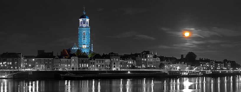 Panorama de l'église Lebuïnus à Deventer avec la super lune par Anton de Zeeuw