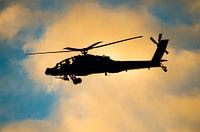 Apache-Kampfhubschrauber bei Sonnenuntergang