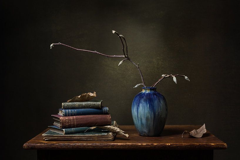 Stillleben mit blauer Vase und alten Büchern von Emajeur Fotografie