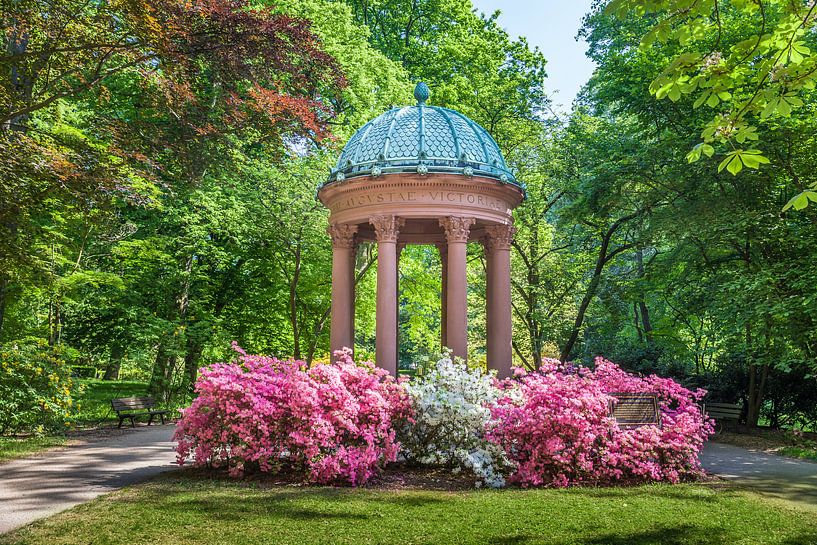 Auguste-Viktoria-Brunnen im Kurpark von Bad Homburg by Christian Müringer