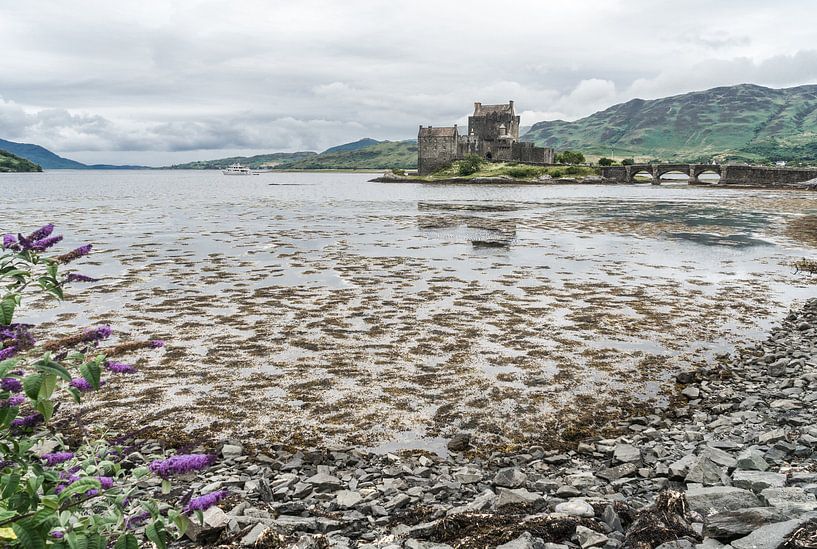 Eilean Donan Castle bij laag water. by Floris van Woudenberg