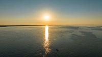 Goldene Ruhe: Ein Boot unter dem strahlenden Sonnenuntergang auf der Oosterschelde