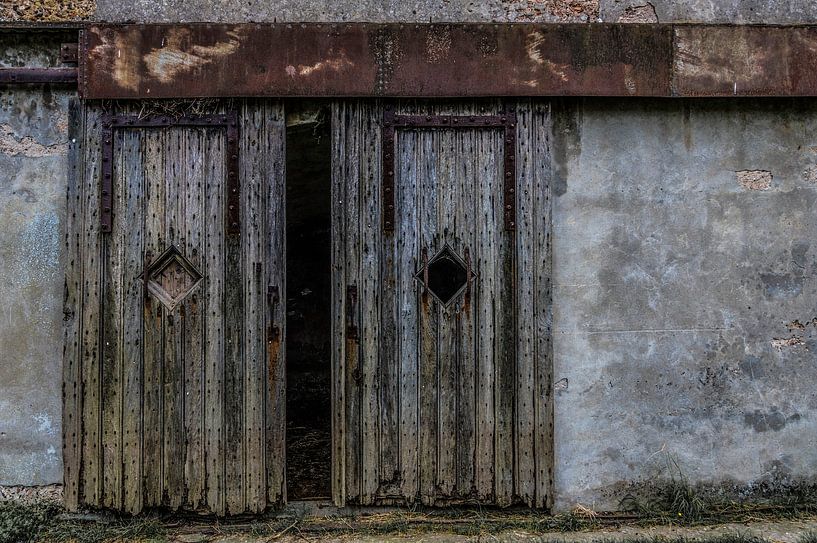 Wooden doors at a fort by Ans Bastiaanssen