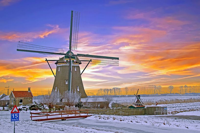Traditionele molen op het nederlandse platteland bij zonsondergang by Eye on You