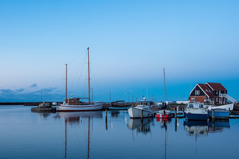 Blick auf den Hafen von Klintholm Havn in Dänemark van Rico Ködder