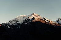 Le soleil se couche entre les montagnes de Suisse (ll)