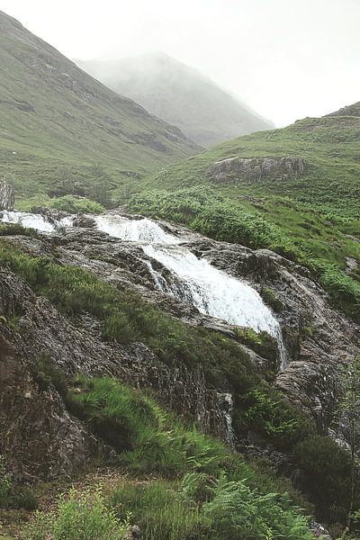 ein kleiner Wasserfall in den schottischen Highlands von stewic_