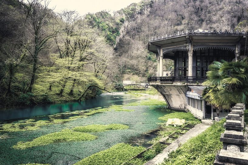 Verlassene Bahnstation im Paradies von Maikel Brands