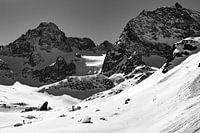 Tourenskifahren in den Alpen - Schwarz-weißes Foto der schneebedeckten Bergspitzen