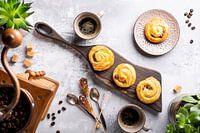 Leckeres Frühstück mit Kaffeebrötchen und Kaffee