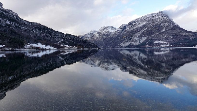 Spiegelung der schneebedeckten Berge im Vangsee in Norwegen von Aagje de Jong