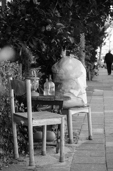 Kreativer (unordentlicher) Sitz mit Öllampen auf dem Bürgersteig (Schwarz-Weiß-Foto) von Marion Hesseling