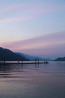 Coucher de soleil sur l'eau avec jetée à Harrison Hot Springs dans l'ouest du Canada