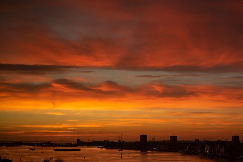 Schöne rot-orange Himmel kurz vor Sonnenaufgang über Amsterdam von Thijs van Laarhoven