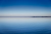 De stad Hindeloopen gezien vanaf het IJsselmeer bij zonsondergang. Wout Kok One2expose Photography