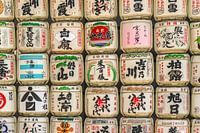 Sake vaten op een stapel in Japan
