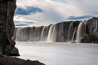 De waterval Selfoss in de rivier Jökulsá á Fjöllum