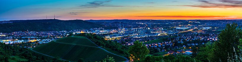 Allemagne, Stuttgart : panorama de la ligne d'horizon illuminée du centre-ville par adventure-photos