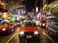 Taxi rouge et néons à Hong Kong
