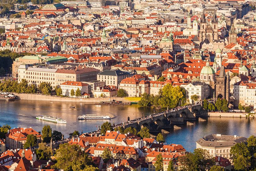 Vue sur le pont Charles et la vieille ville de Prague par Werner Dieterich