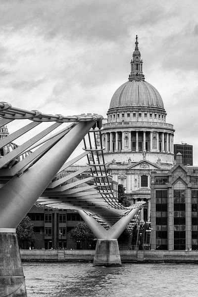Blick auf die Millenniumsbrücke über die Themse mit der Kuppel der St. Paul's Cathedral im Hintergru von Carlos Charlez