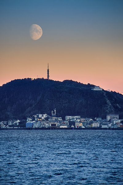 Lune sur Ålesund, Norvège par qtx