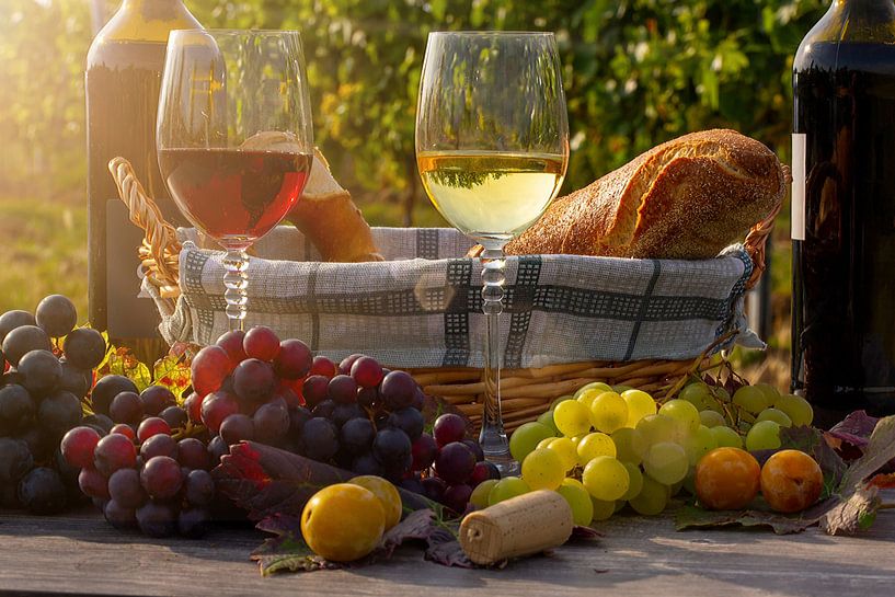 Raisins mûrs décorés de verres à vin sur une table en bois par Udo Herrmann
