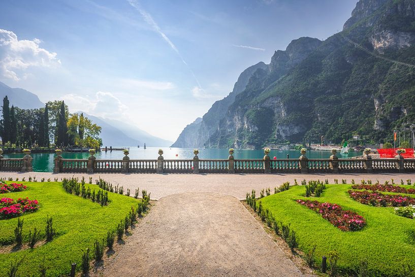Jardins sur le lac de Garde. Riva del Garda, Italie par Stefano Orazzini