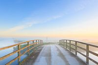 Brücke an einem nebligen Morgen