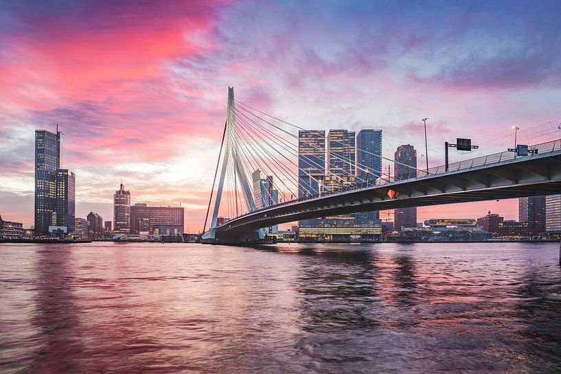 Magische zonsopkomst Erasmusbrug Rotterdam van Midi010 Fotografie