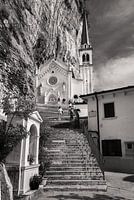 Découvrez la magie d'une église historique sur un flanc de montagne à couper le souffle