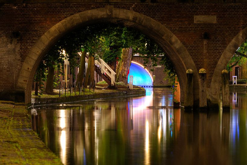 Blick durch die Jacobi-Brücke, Oudegracht in Utrecht von Donker Utrecht