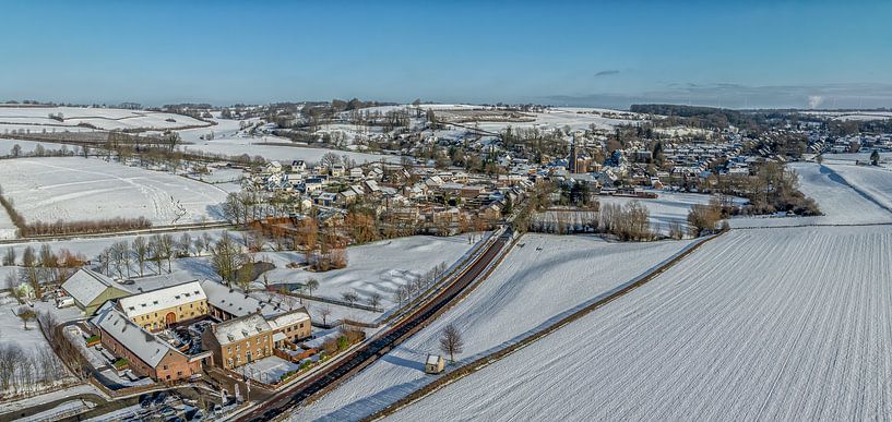 Drohnenpanorama von Eys im Schnee von John Kreukniet