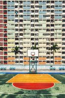 Zone résidentielle colorée de Hong Kong avec terrain de basket-ball