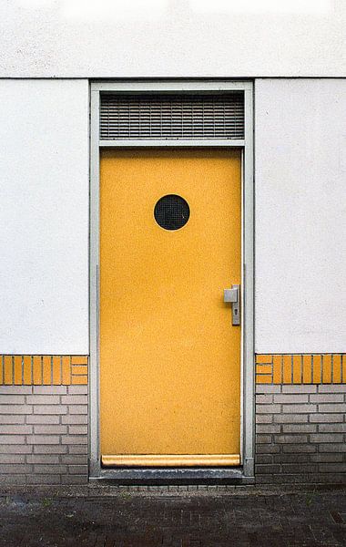 Yellow door by Karlijne Geudens