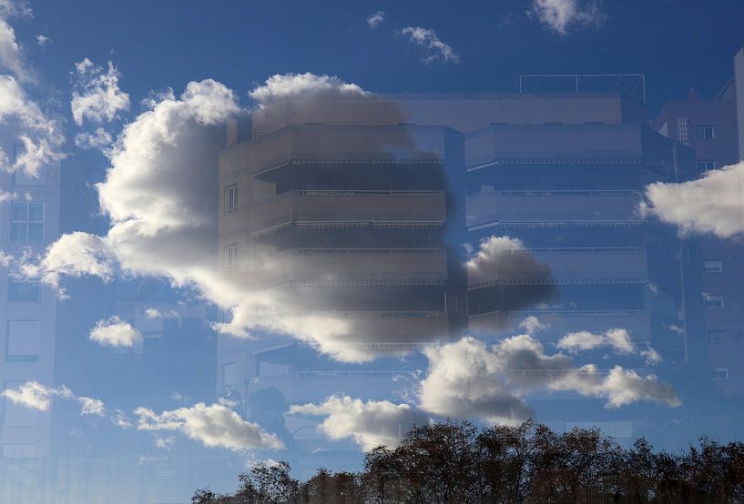 Les nuages se reflètent. par Jan Katuin