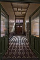 Zie de zon schijnt door de ramen.