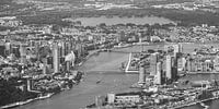 La ligne d'horizon de Rotterdam vue du ciel (noir et blanc)
