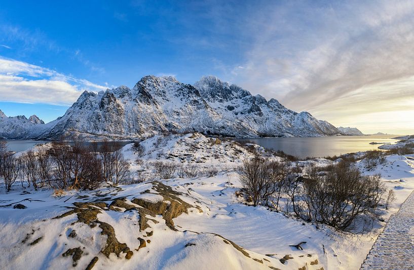 Vue panoramique sur le Austnesfjorden pendant l'hiver dans les Lofoten par Sjoerd van der Wal Photographie